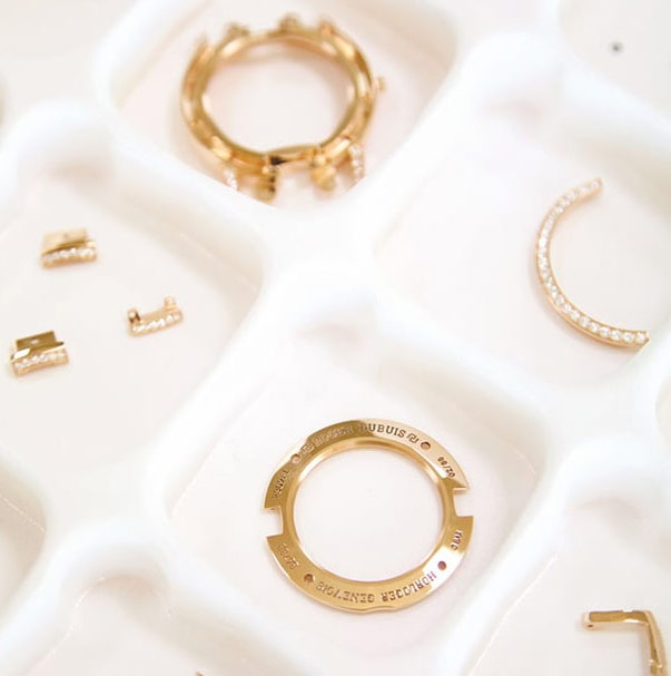 零件清洗完毕后将机芯装入表壳并进行检测-泰格豪雅售后维修服务中心